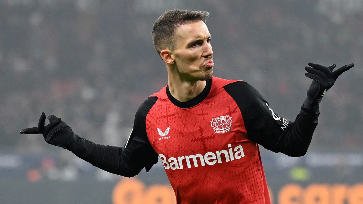 Grimaldo durante un partido con el Bayer Leverkusen