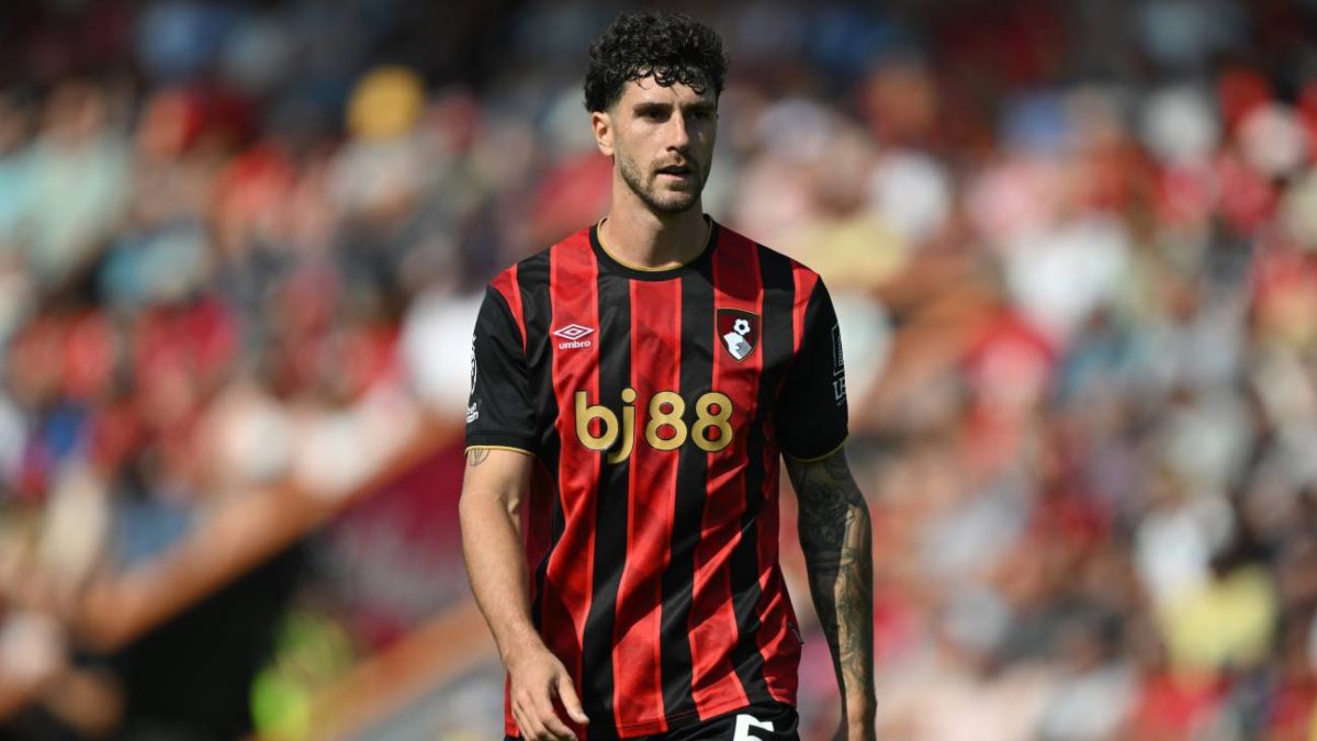 Marcos Senesi durante un partido con el Bournemouth