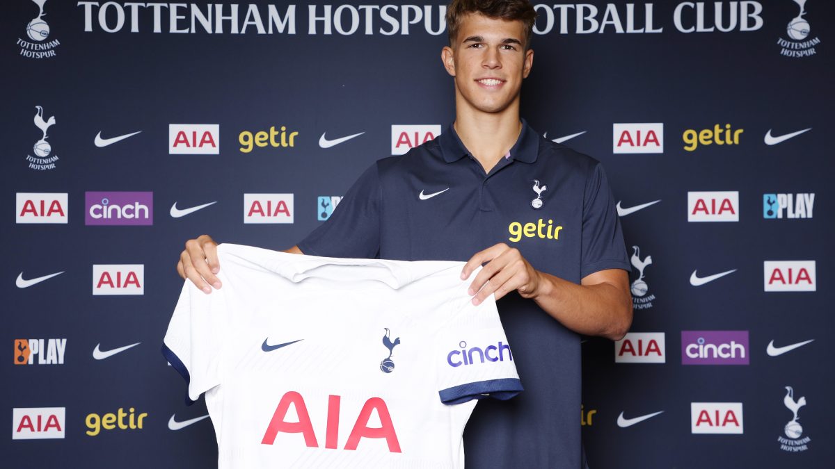 Luka Vuskovic durante su presentación con el Tottenham