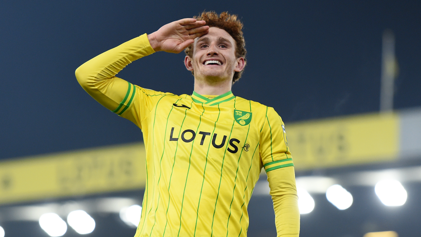 Josh Sargent celebrando el gol con el Norwich City