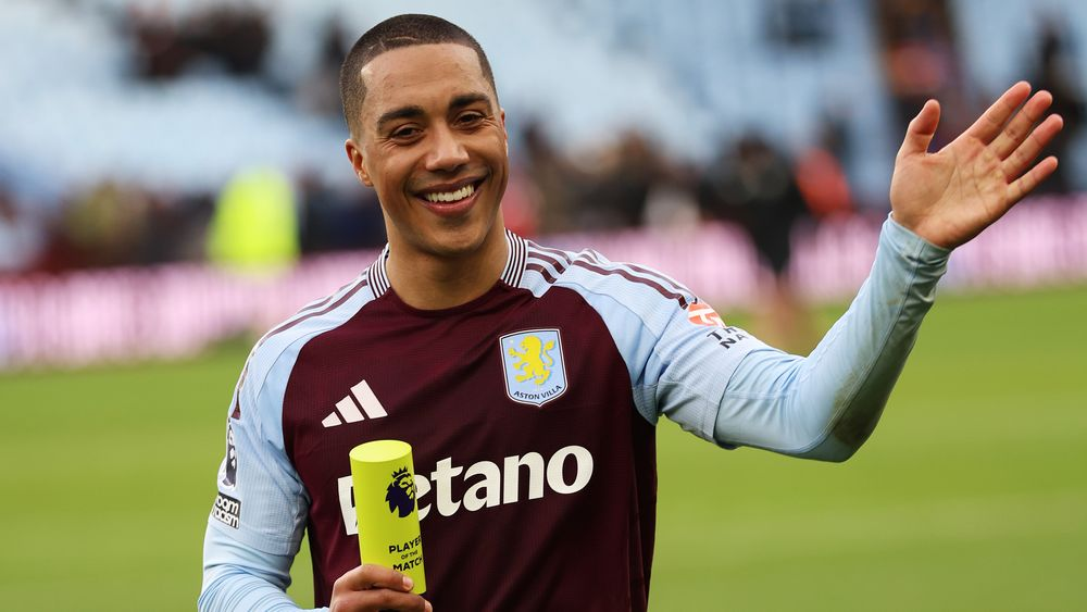 Youri Tielemans recibiendo el POM 