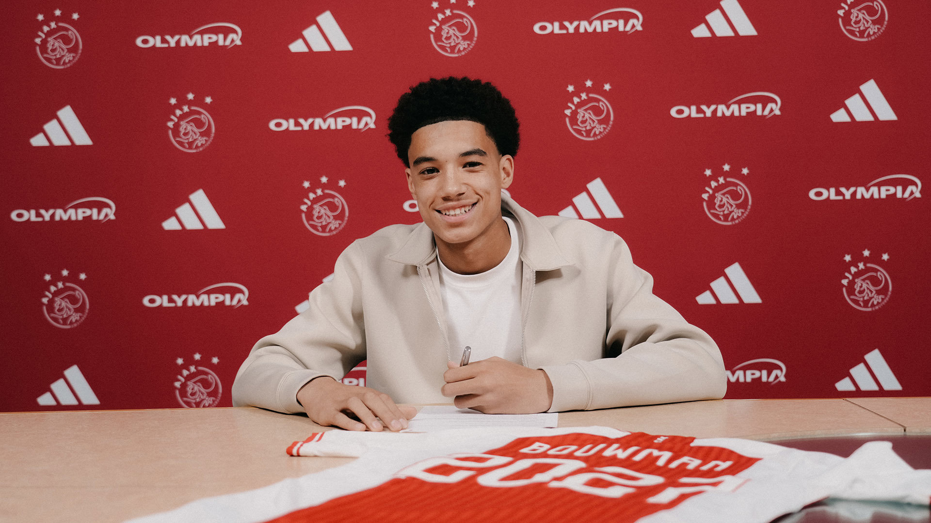 Aaron Bouwman signing a new contract with Ajax