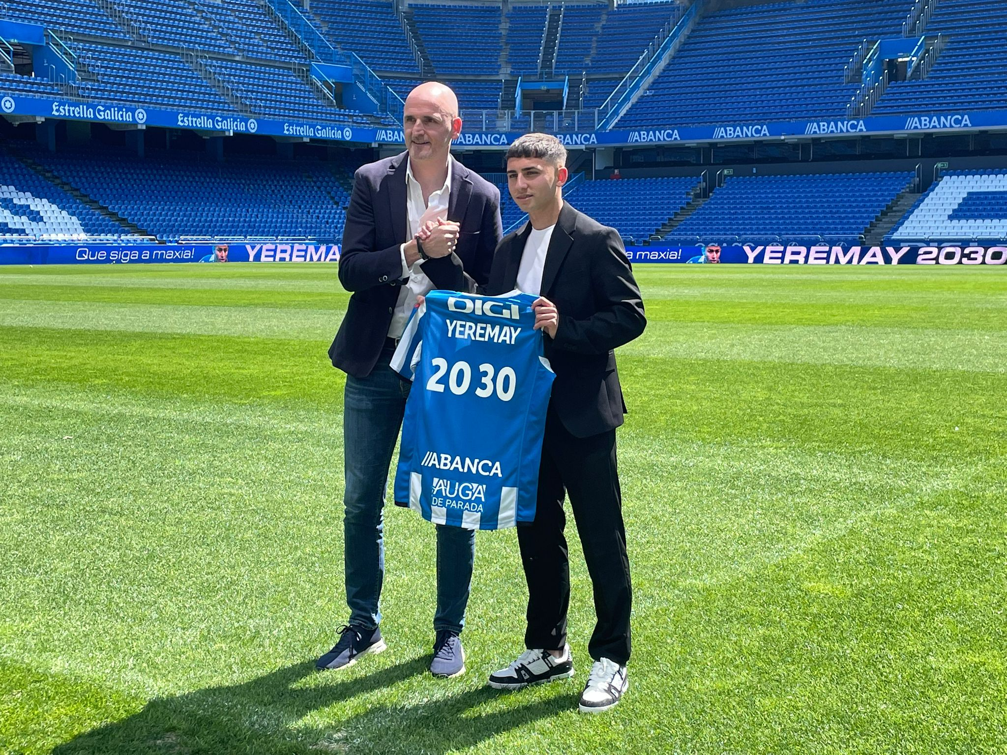 Yeremay renovando contrato con el RC Deportivo de La Coruña