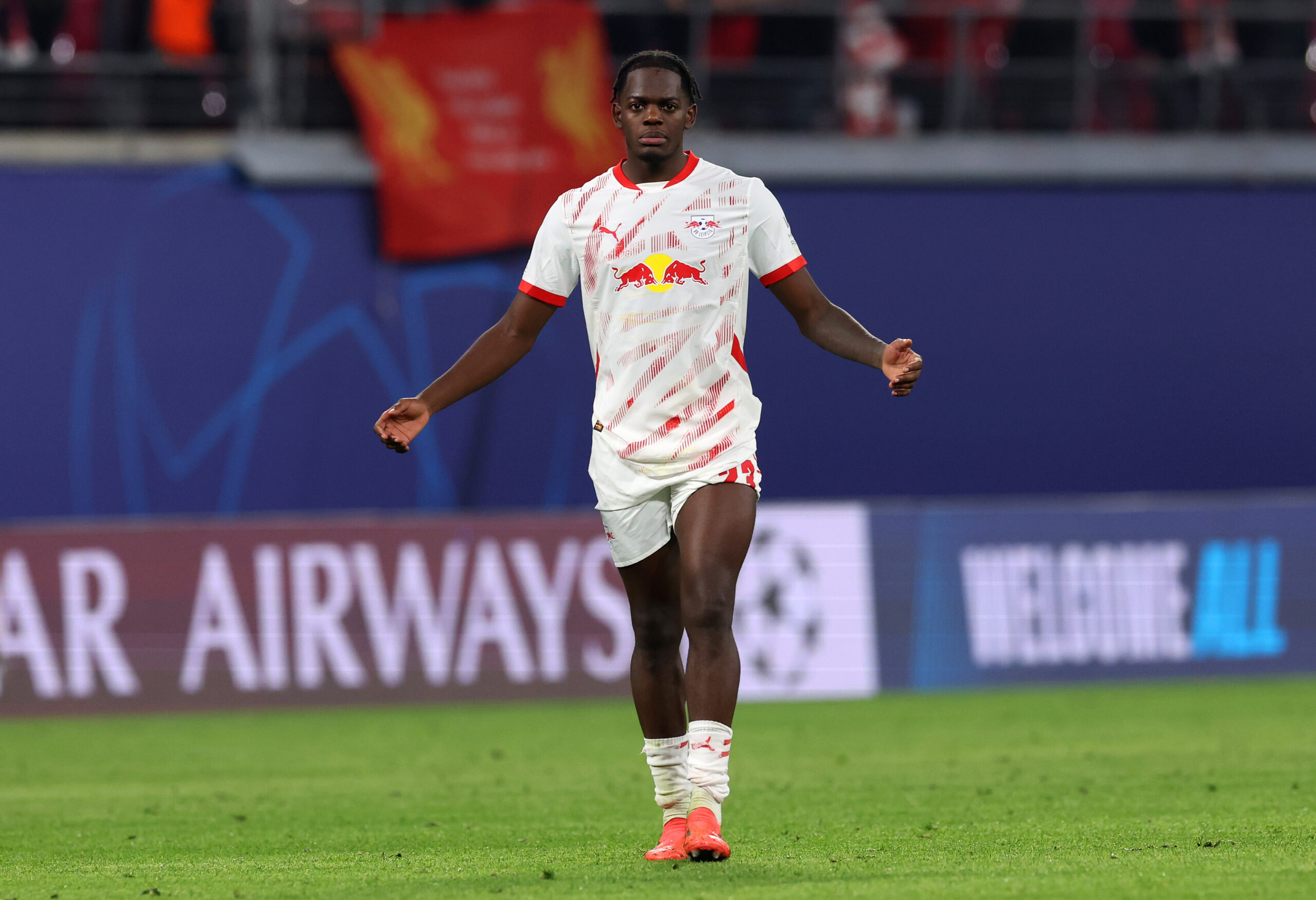 Lukeba jugando la UEFA Champions League con el RB Leipzig