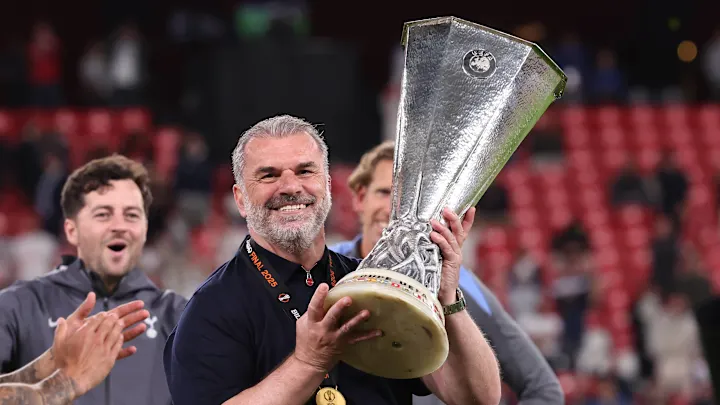 Ange levantado el trofeo de la UEFA Europa League