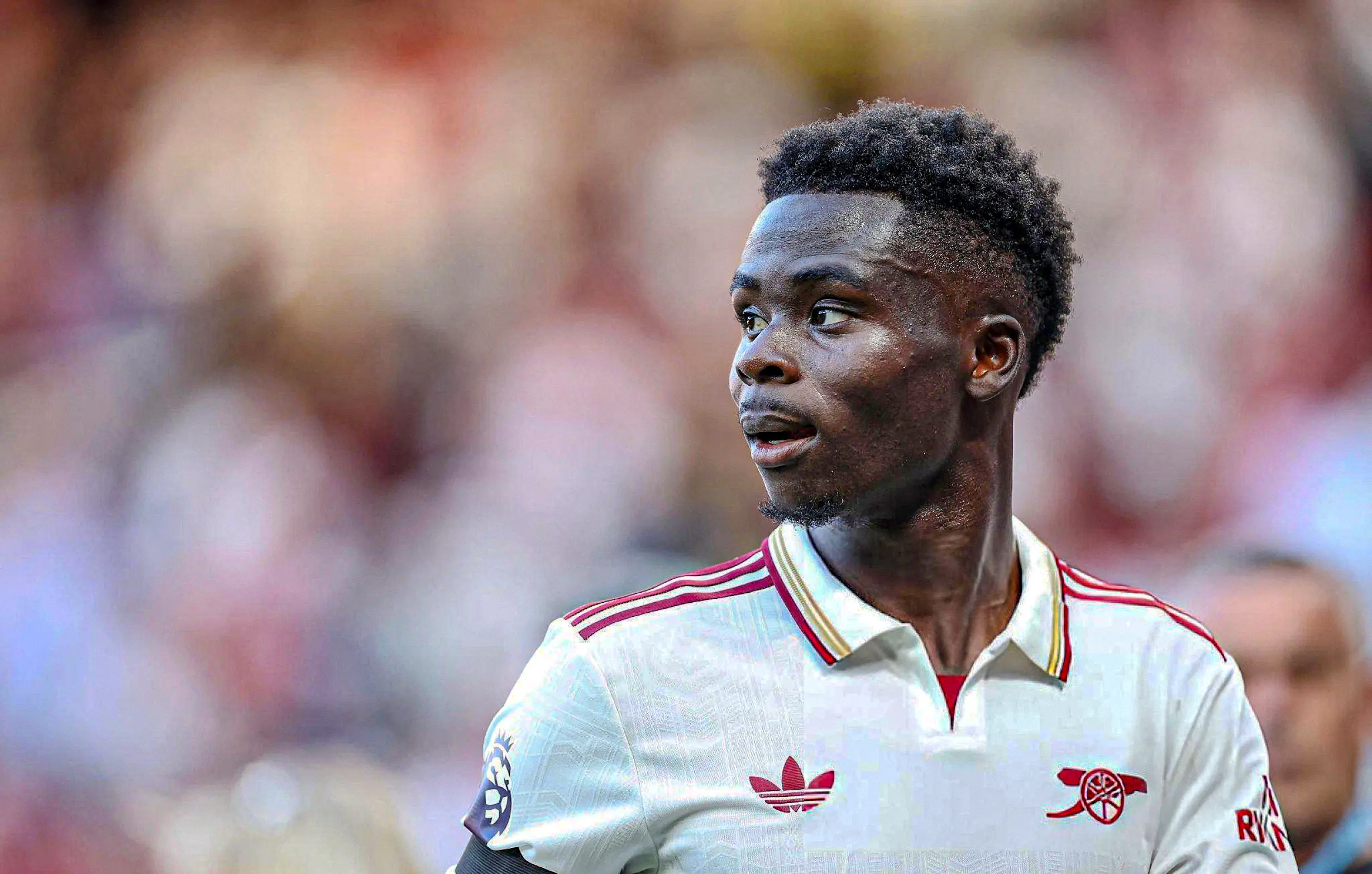 Saka jugando para el Arsenal