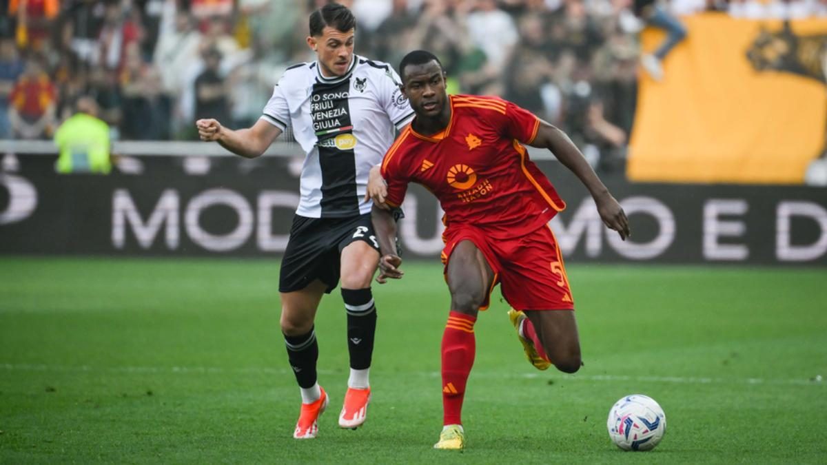 Evan Ndicka durante un partido con la Roma