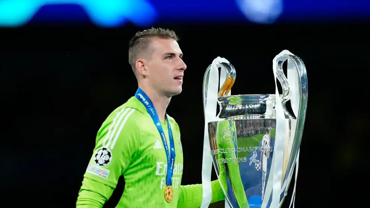 Andriy Lunin junto al trofeo de la Champions League