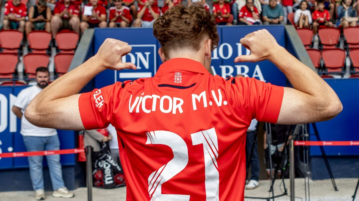 Víctor Muñoz durante su presentación con Osasuna