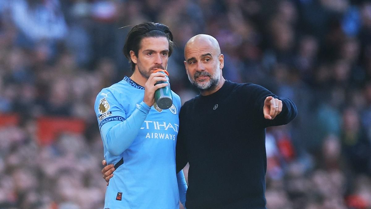 Jack Grealish recibiendo órdenes de Pep Guardiola