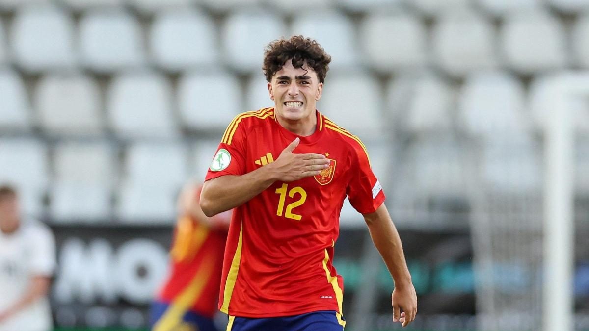 Jan Virgili celebra un gol anotado en las categorías inferiores de la selección española