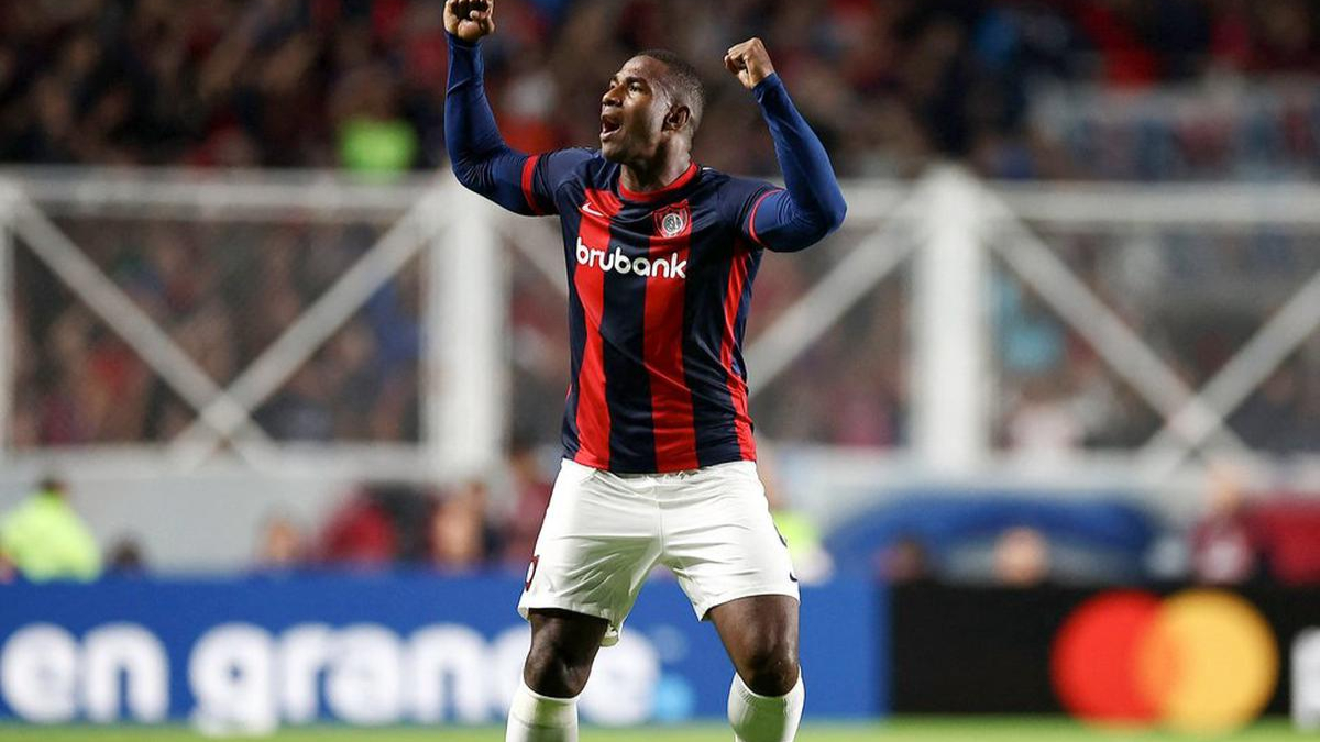 Jhohan Romaña celebra un gol durante su etapa en el Olimpia de de Paraguay
