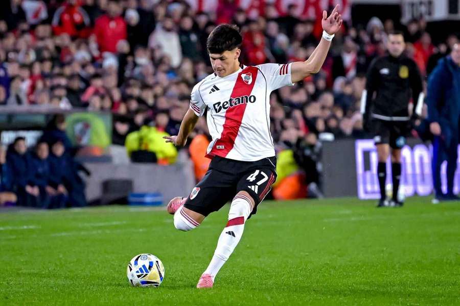 Juan Cruz Meza taking a free-kick