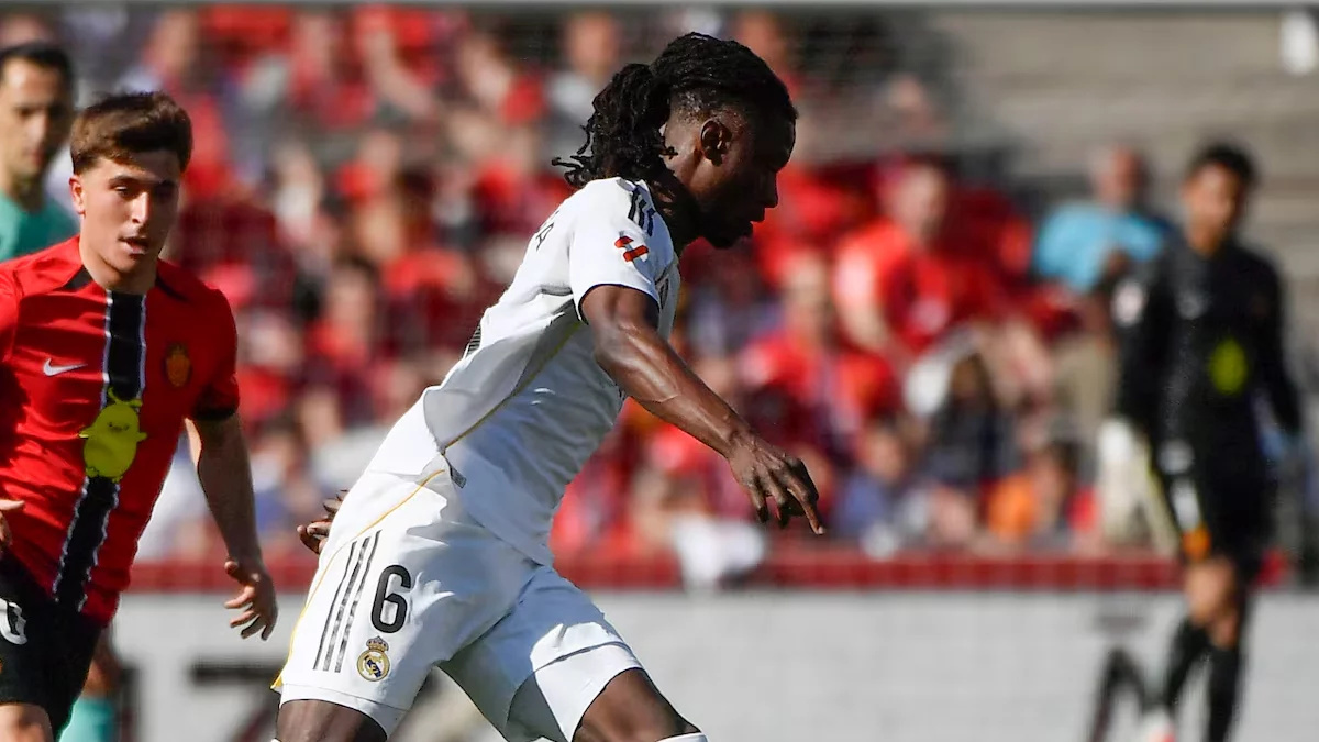 Jugadores en la rampa de salida del Real Madrid