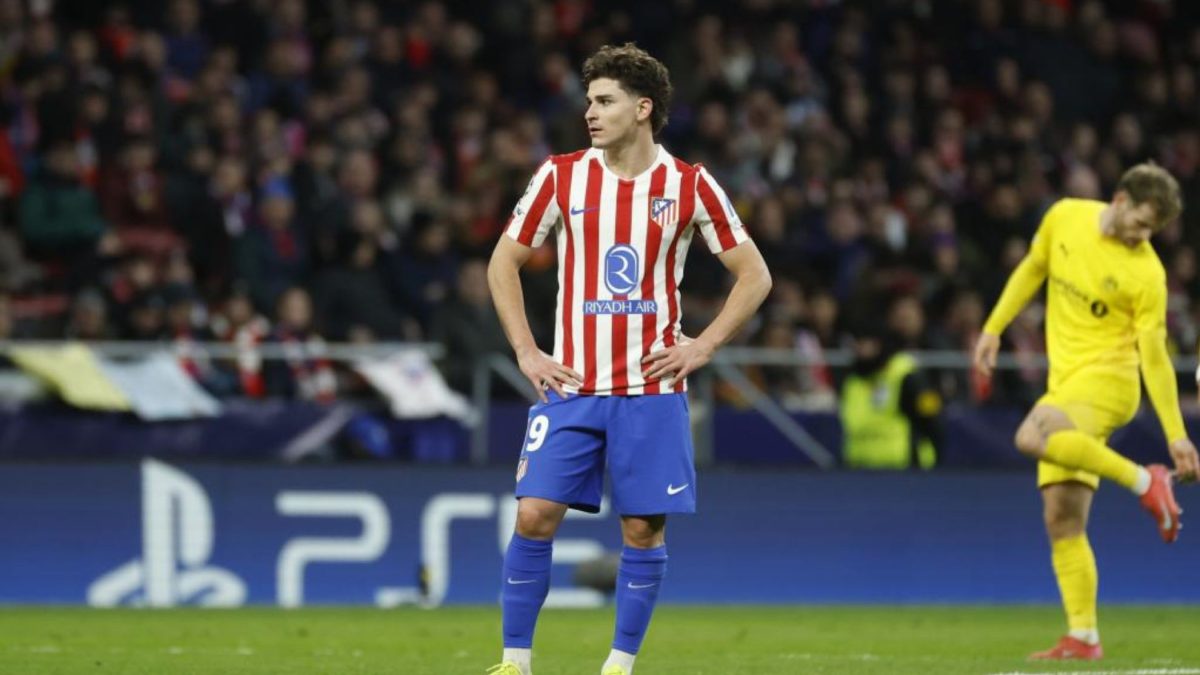 Julián Álvarez durante un encuentro con el Atlético de Madrid