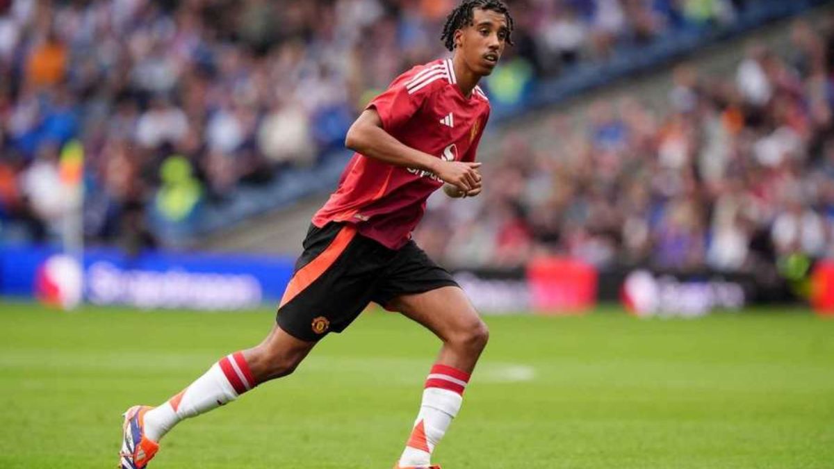 Leny Yoro durante un partido con el Manchester United
