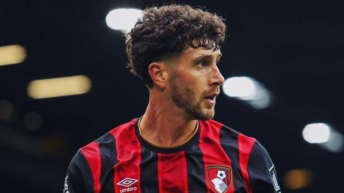 Marcos Senesi durante un partido con el Bournemouth