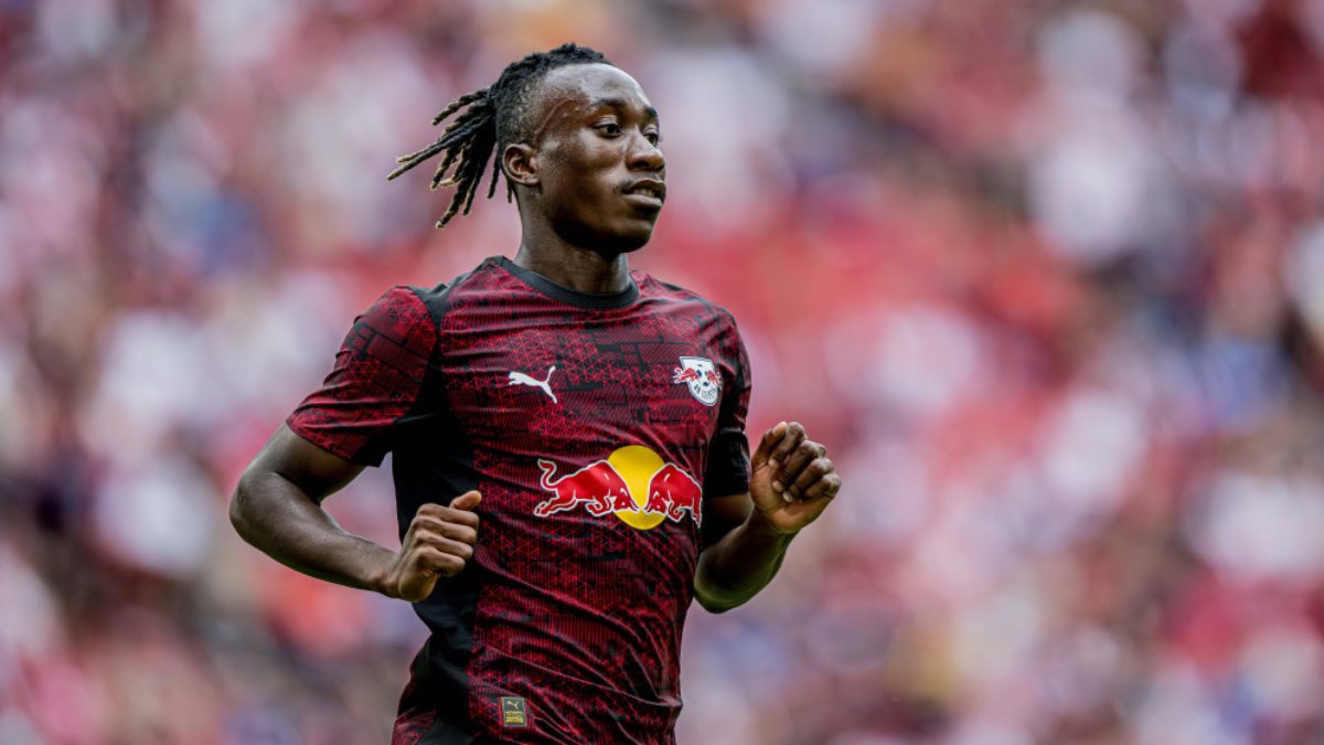 Yan Diomande durante un partido con el RB Leipzig