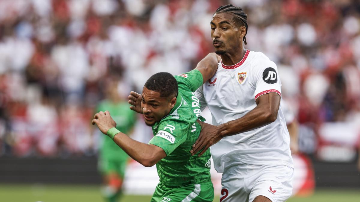 Loïc Badé durante un Sevilla - Real Betis