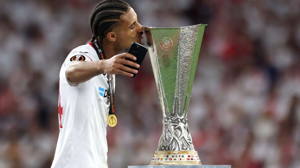 Loïc Badé posa con el trofeo de la Europa League logrado con el Sevilla
