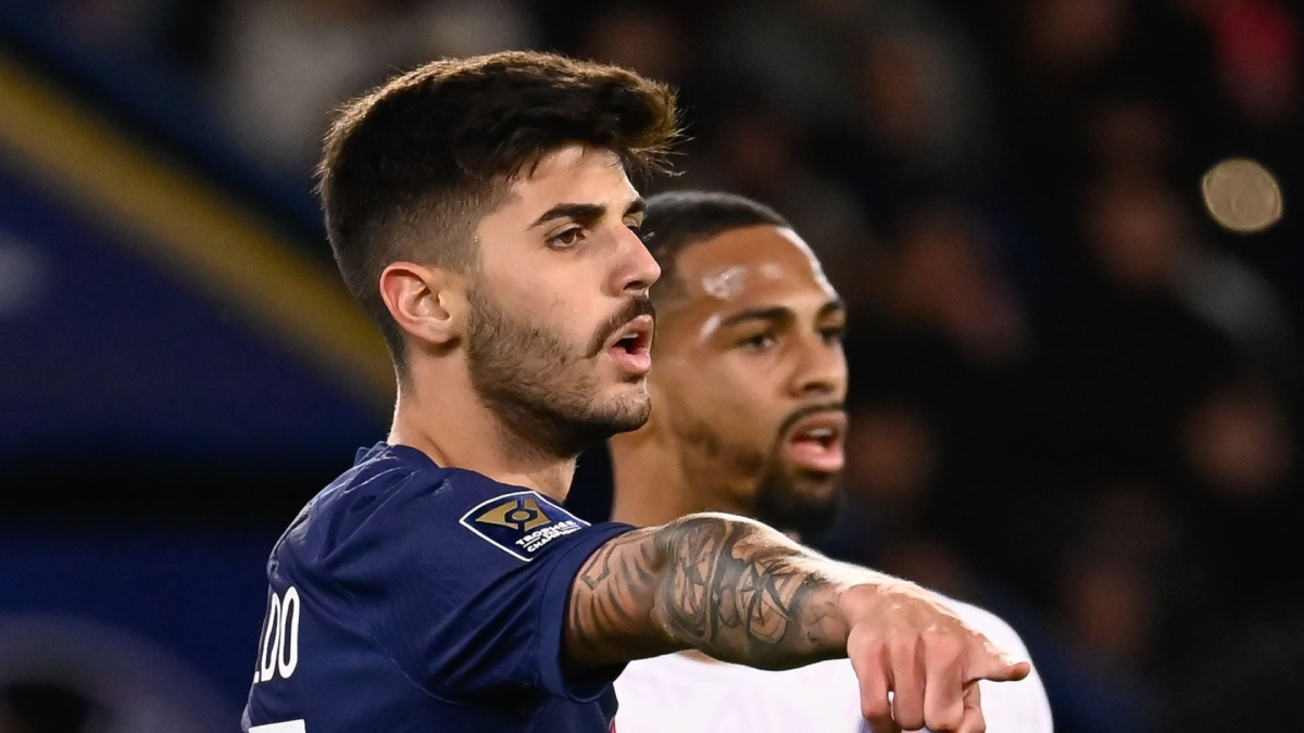 Lucas Beraldo durante un partido con el PSG