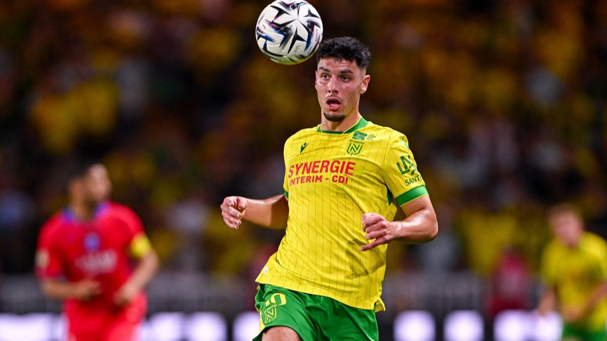 Matthis Abline durante un partido con el Nantes