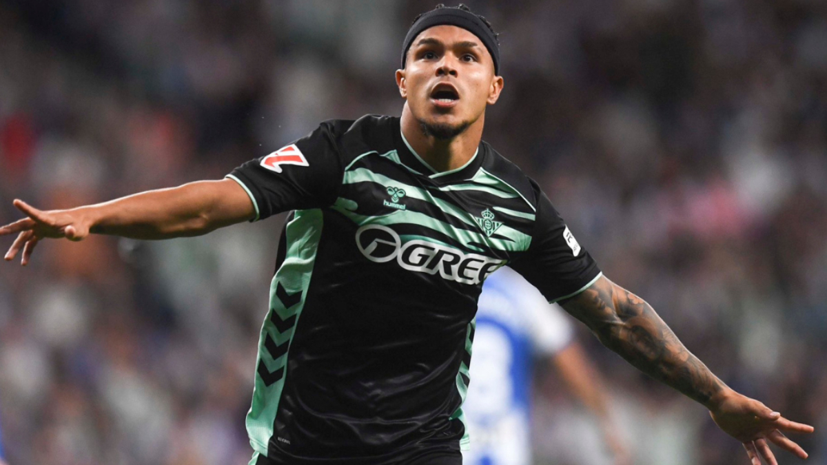 Cucho Hernández celebra un gol con el Real Betis