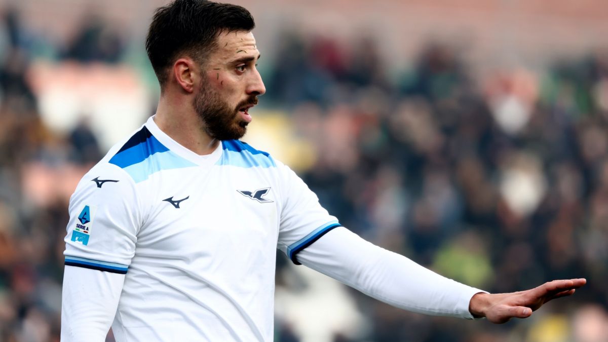 Mario Gila durante un partido con la Lazio