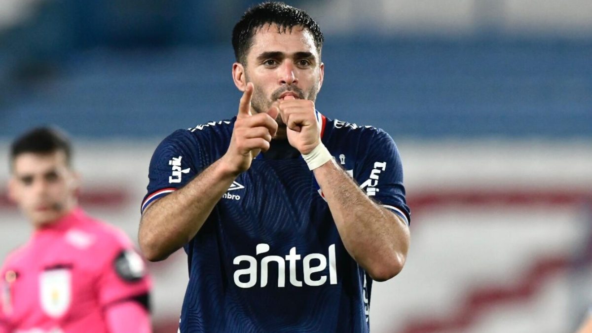 Maxi Gómez celebra un gol anotado con Nacional