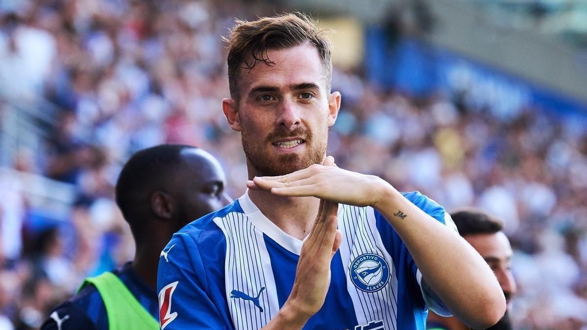 Toni Martínez celebra un gol anotado con el Alavés