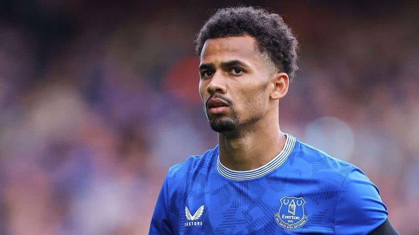 Manchester United prepares 100M to finalize two signings