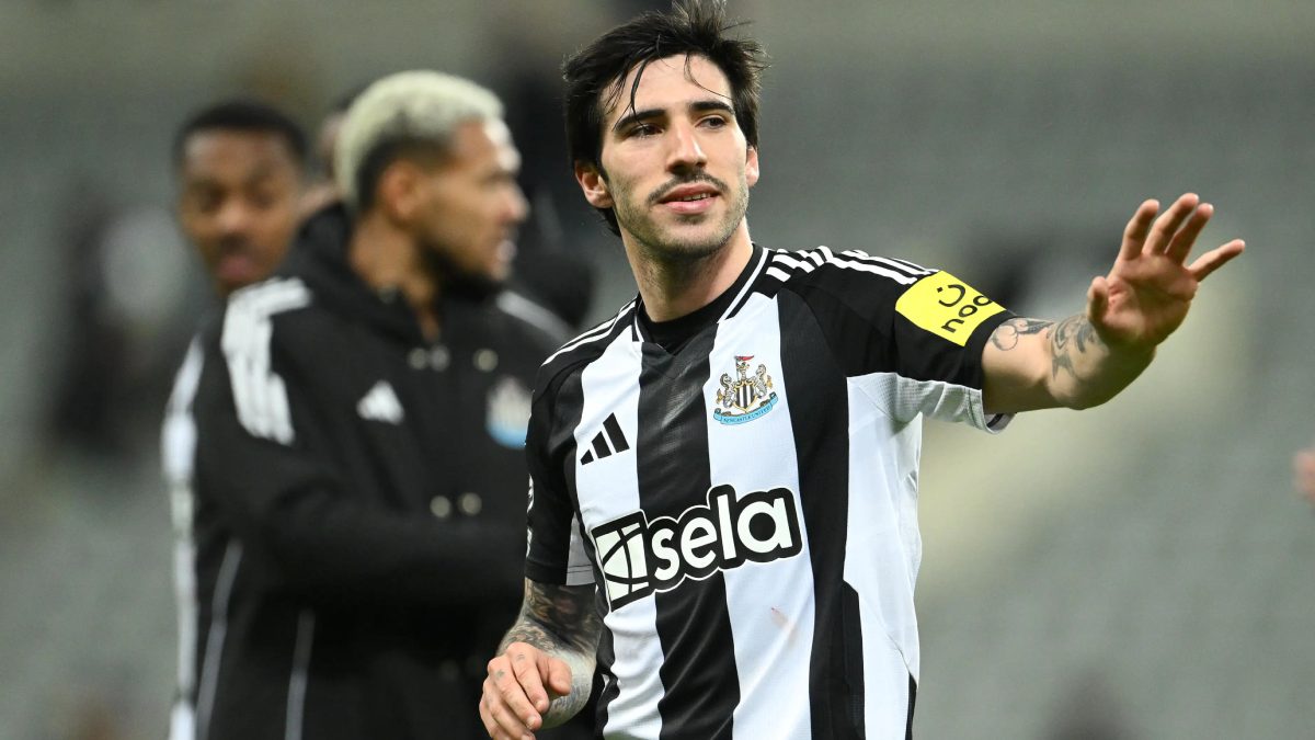 Sandro Tonali durante un partido con el Newcastle