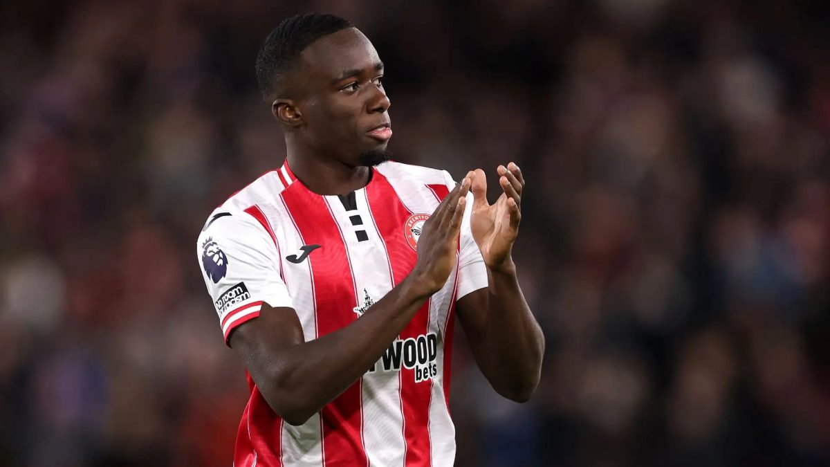Michael Kayode durante un partido con el Brentford