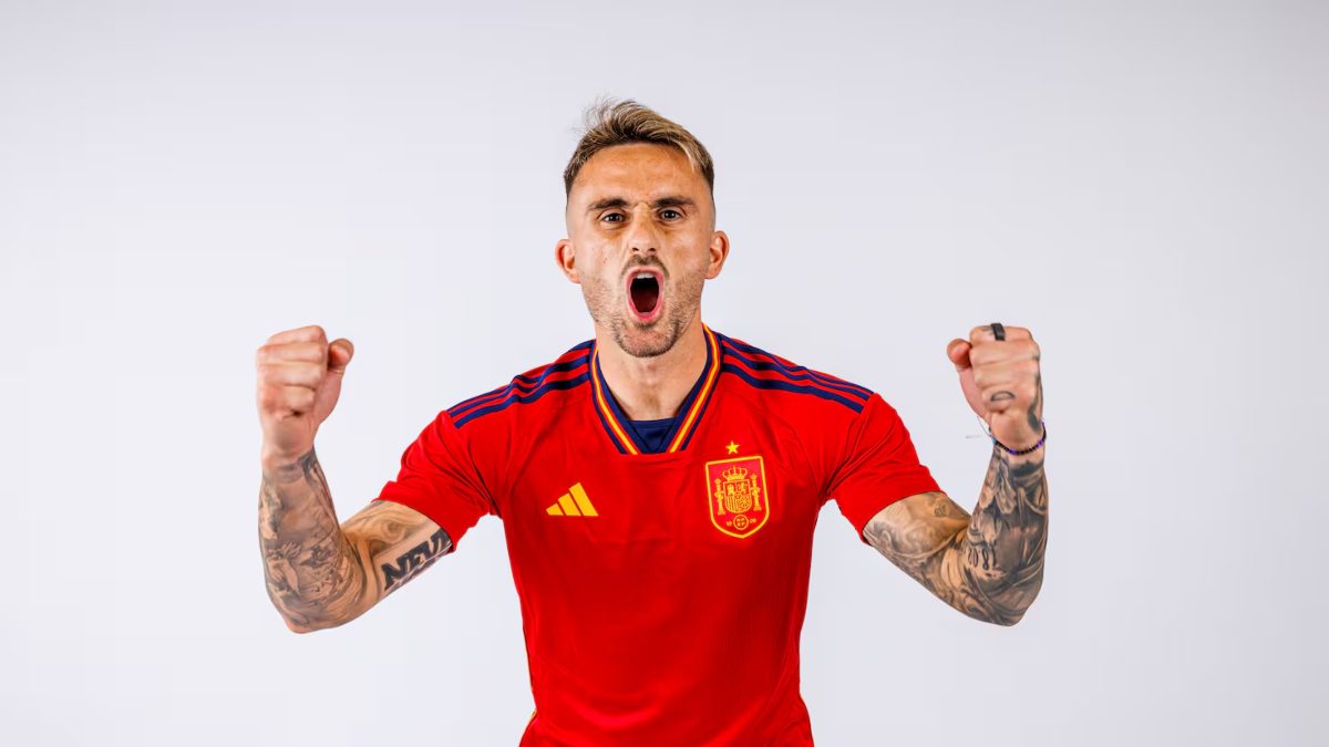 Aleix García posing with the colors of the Spanish national team