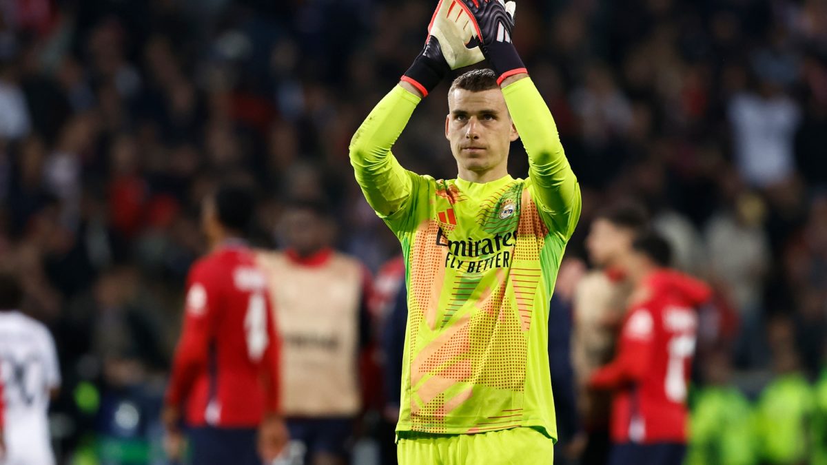 Andriy Lunin aplaude a los aficionados durante un partido del Real Madrid