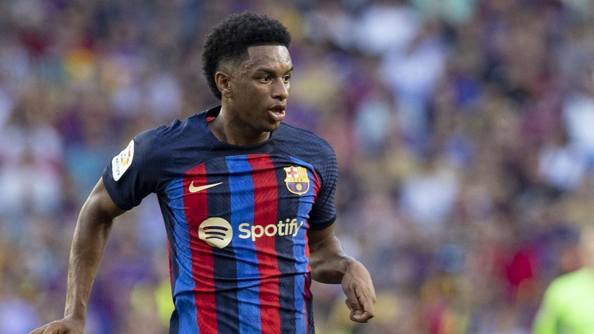 Alejandro Balde durante un partido con el Barcelona