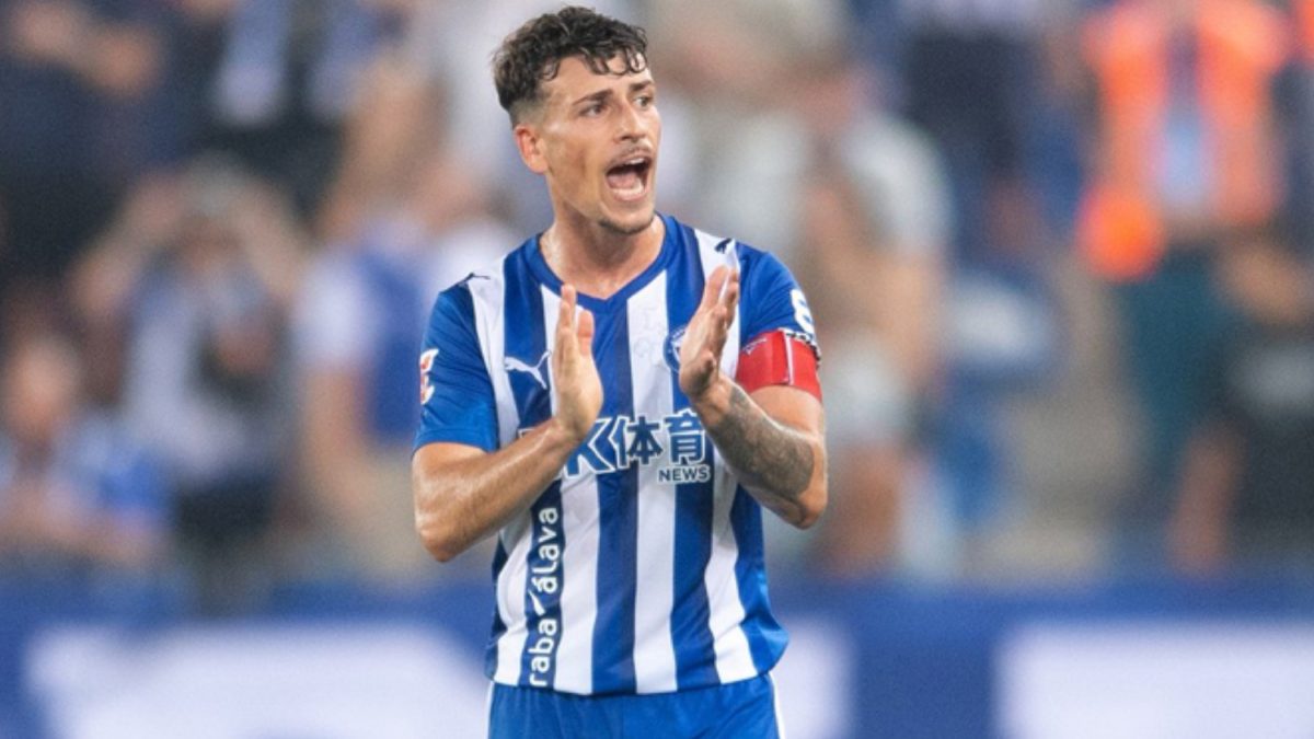 Antonio Blanco con el brazalete de capitán del Alavés