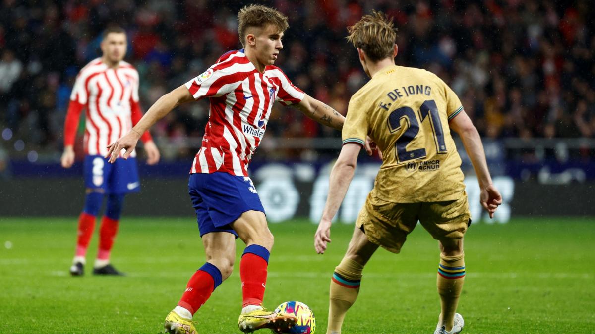 Pablo Barrios durante un partido con el Atlético de Madrid