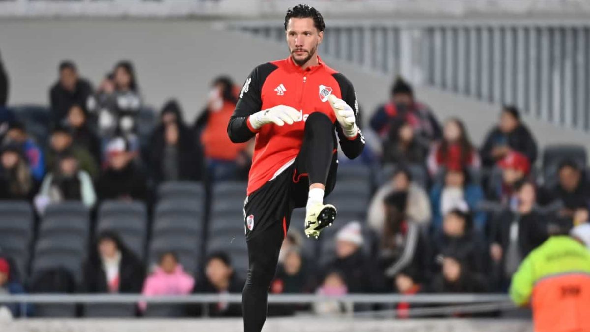 Conan Ledesma warms up with River Plate