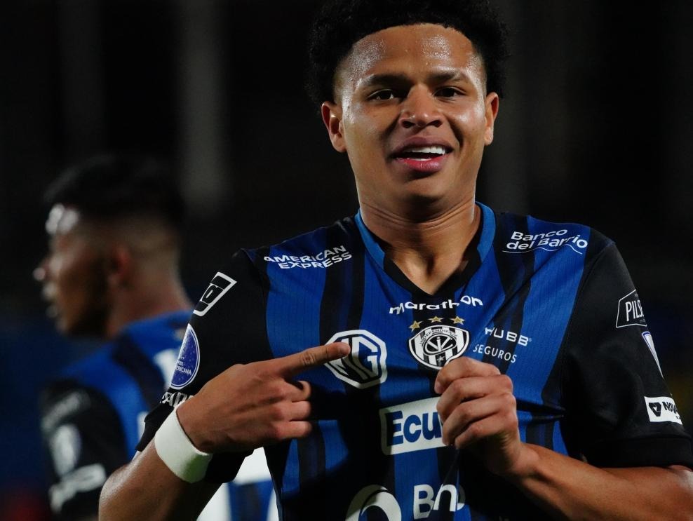 Patrik Mercado cerca del Sevilla