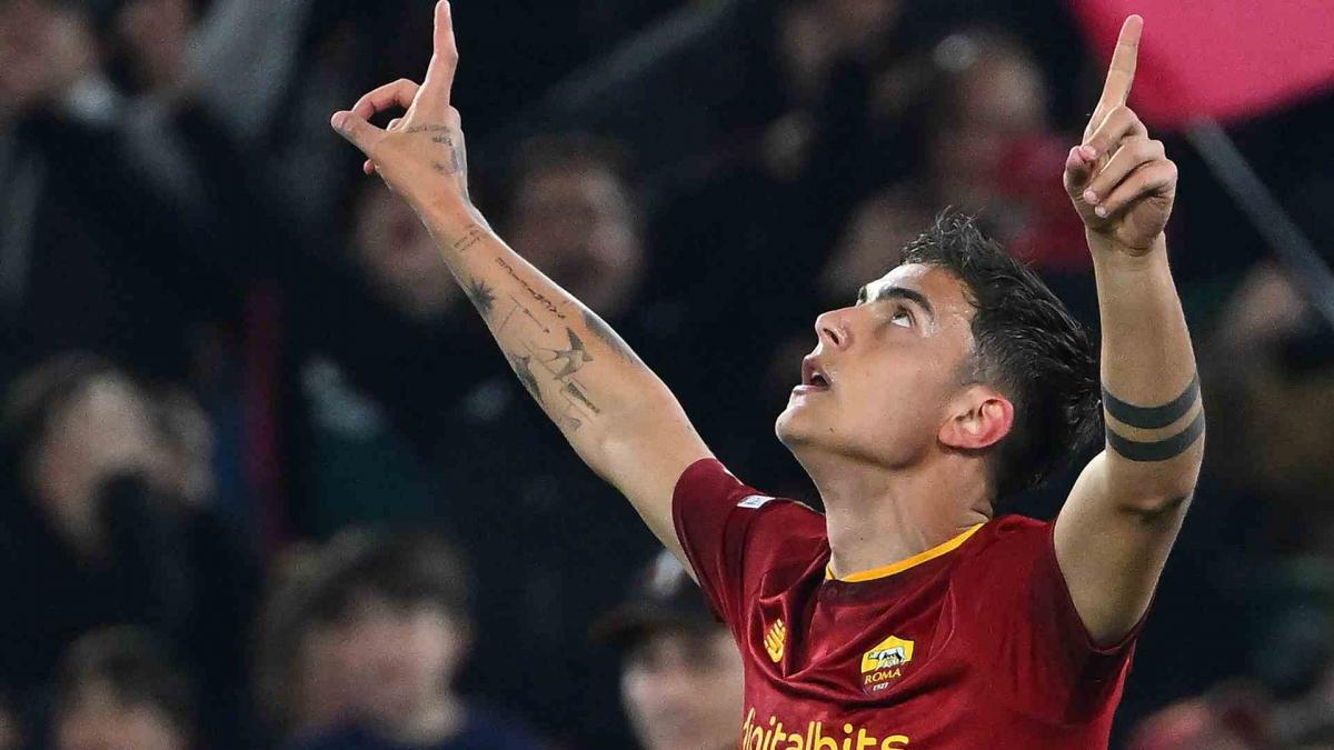 Paulo Dybala celebra un gol anotado con la Roma