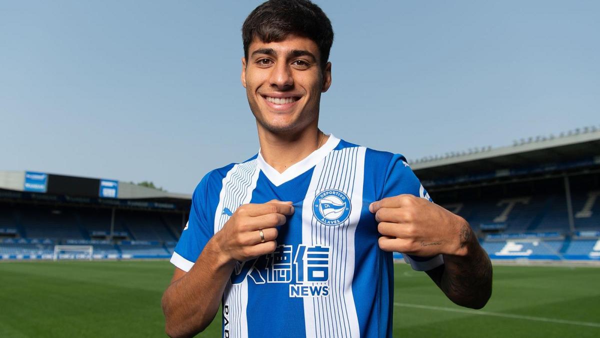Carlos Martín durante su presentación con el Alavés