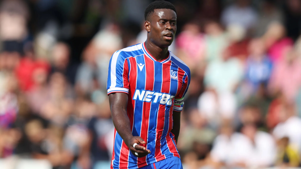 Marc Guéhi durante un partido con el Crystal Palace