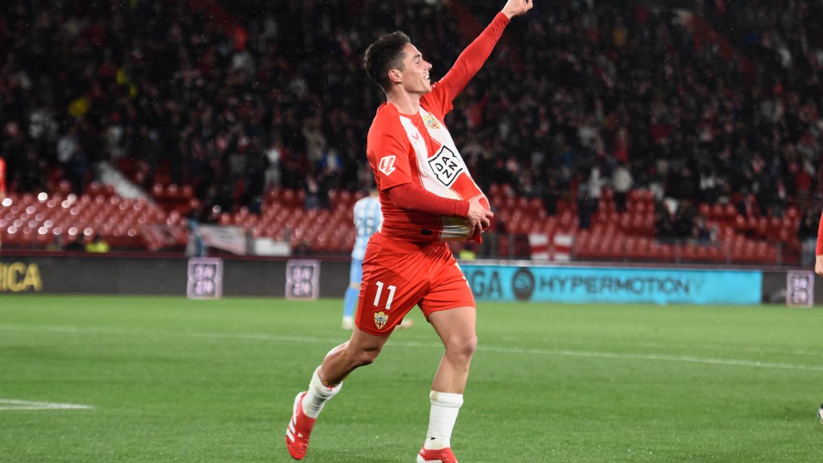 Sergio Arribas celebra un gol anotado con el Almería