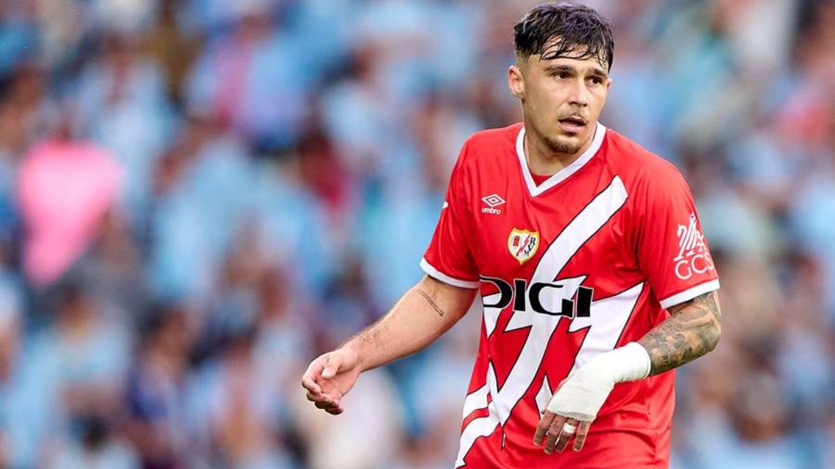 Andrei Ratiu durante un partido con el Rayo Vallecano