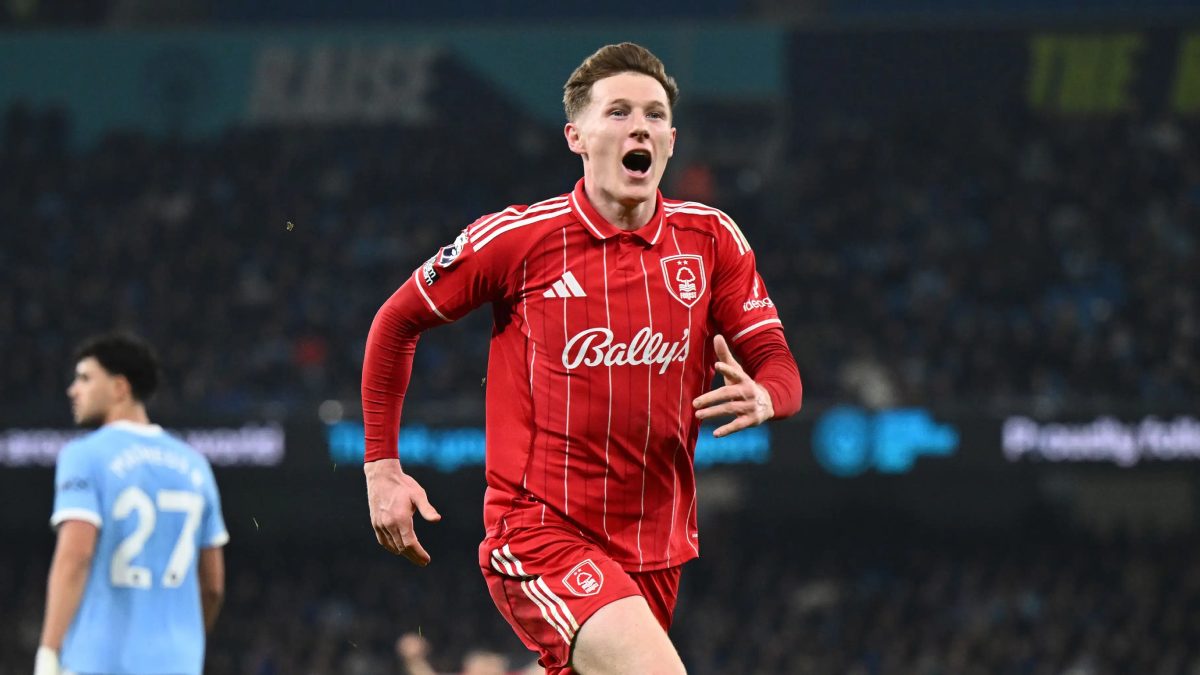 Elliot Anderson celebra un gol anotado con el Nottingham Forest