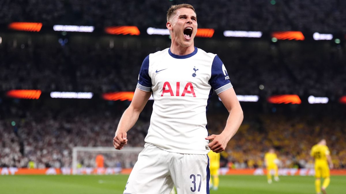 Micky van de Ven celebra un gol del Tottenham
