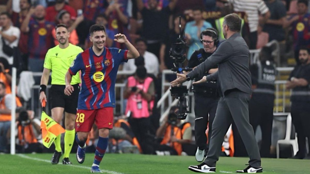 Roony Bardghji celebra su gol en la Supercopa junto a Hansi Flick
