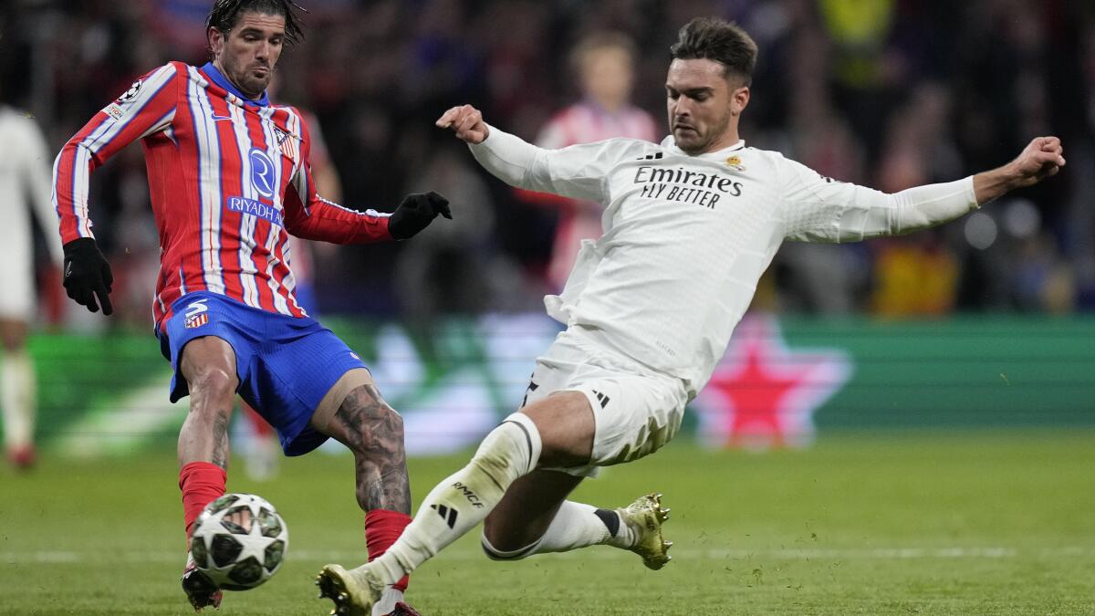 Raúl Asencio durante un derbi madrileño