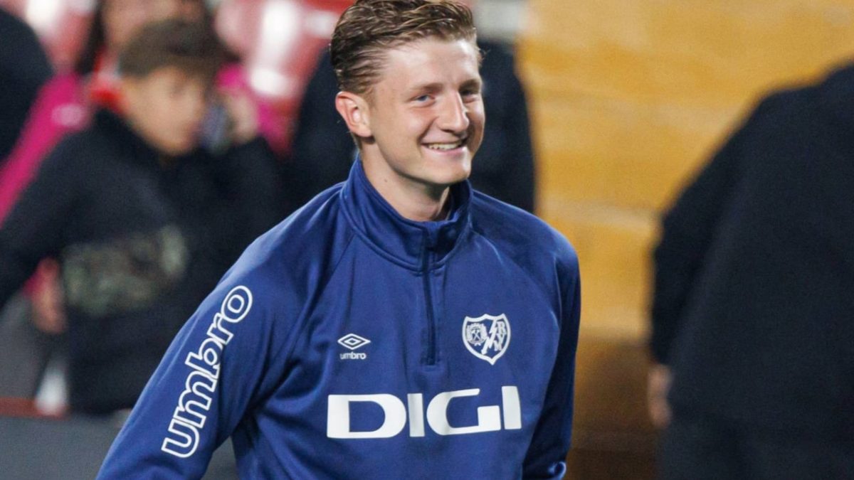 Pelayo Fernández durante un calentamiento con el Rayo Vallecano